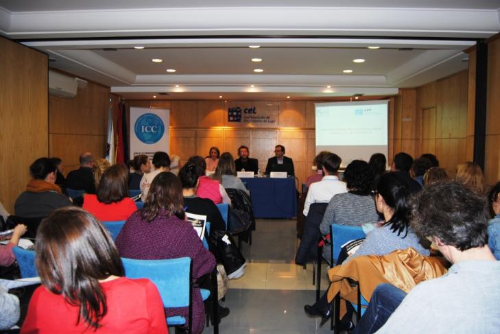 sesenta-personas-se-acercan-a-herramientas-de-coaching-en-una-conferencia-de-la-cel